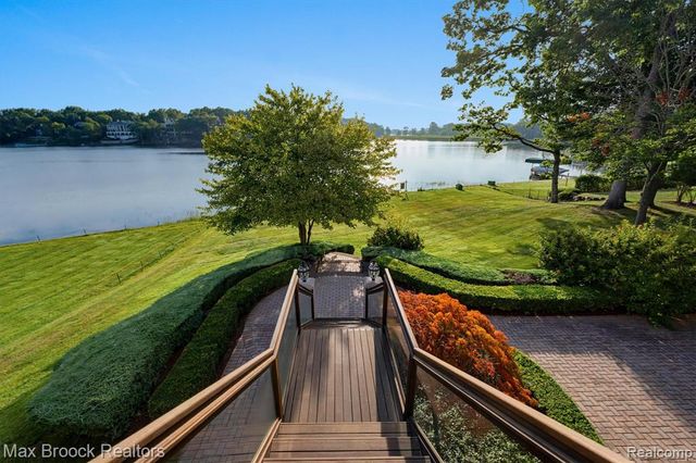 1832 Long Lake Shore Drive, Bloomfield Hills, MI 48302