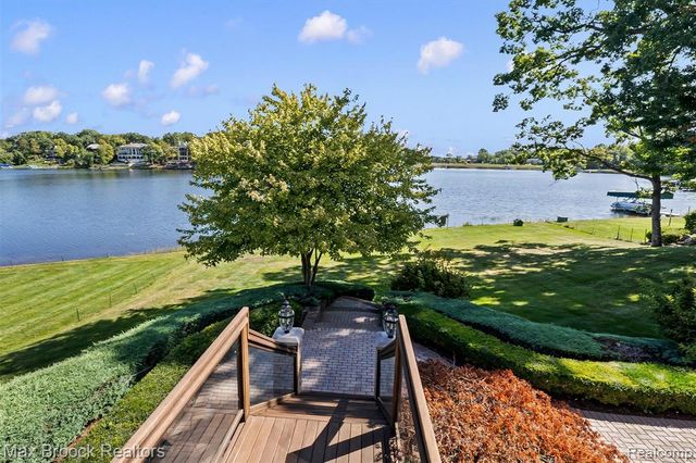 1832 Long Lake Shore Drive, Bloomfield Hills, MI 48302