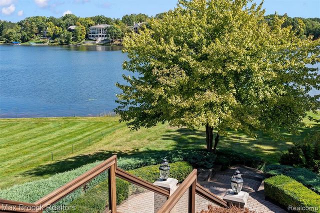 1832 Long Lake Shore Drive, Bloomfield Hills, MI 48302