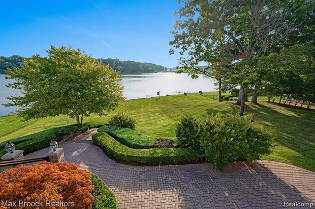 1832 Long Lake Shore Drive, Bloomfield Hills, MI 48302