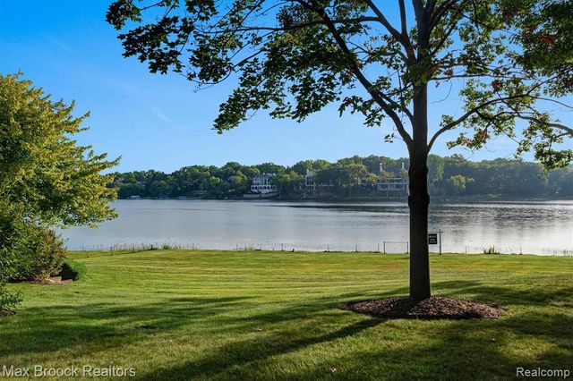 1832 Long Lake Shore Drive, Bloomfield Hills, MI 48302