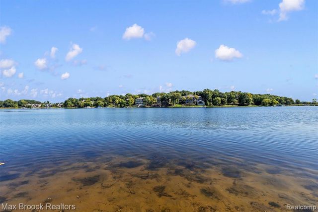 1832 Long Lake Shore Drive, Bloomfield Hills, MI 48302