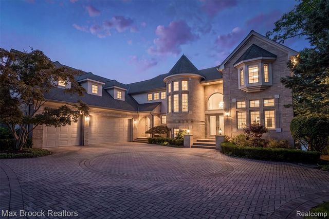 1832 Long Lake Shore Drive, Bloomfield Hills, MI 48302