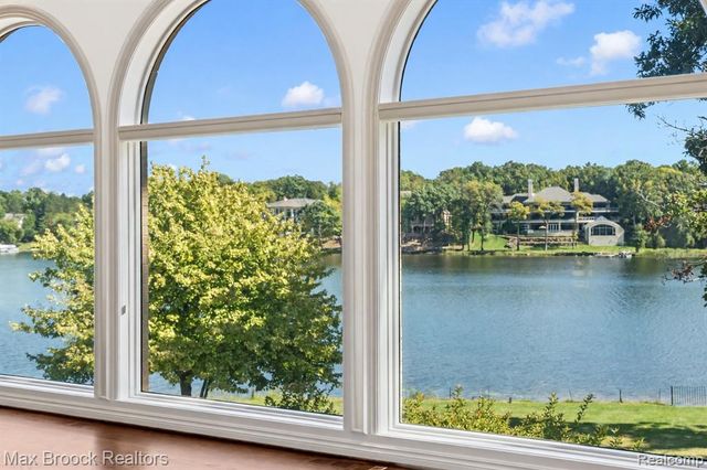 1832 Long Lake Shore Drive, Bloomfield Hills, MI 48302
