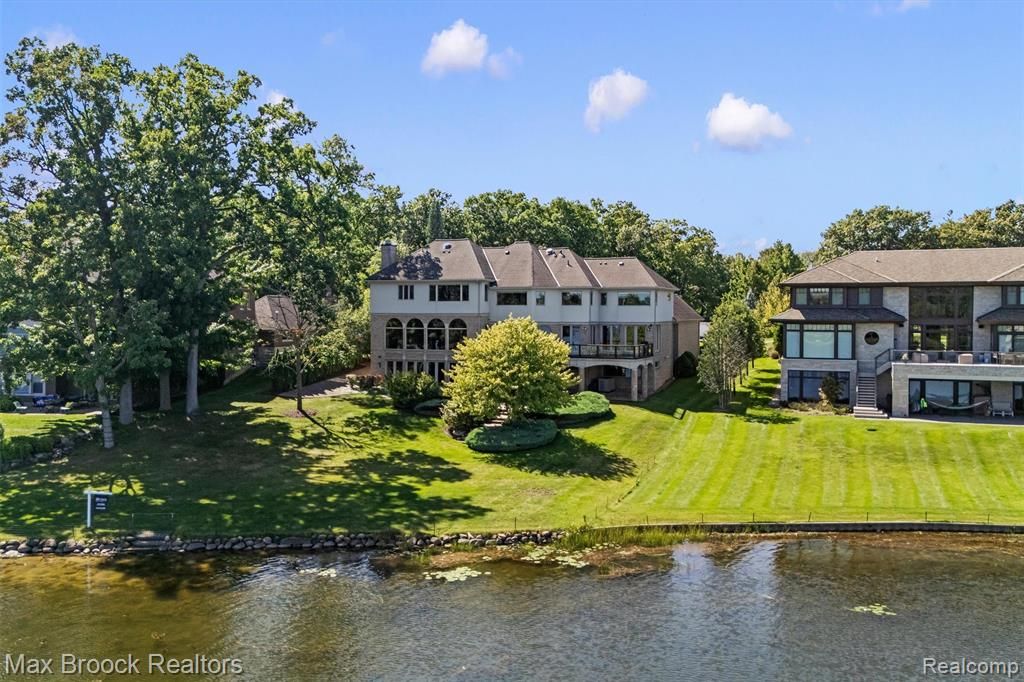 1832 Long Lake Shore Drive, Bloomfield Hills, MI 48302