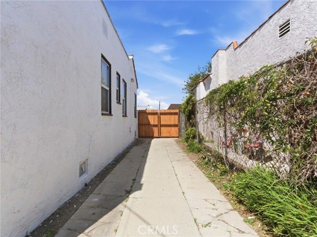 2042 W 75th Street, Los Angeles, CA 90047