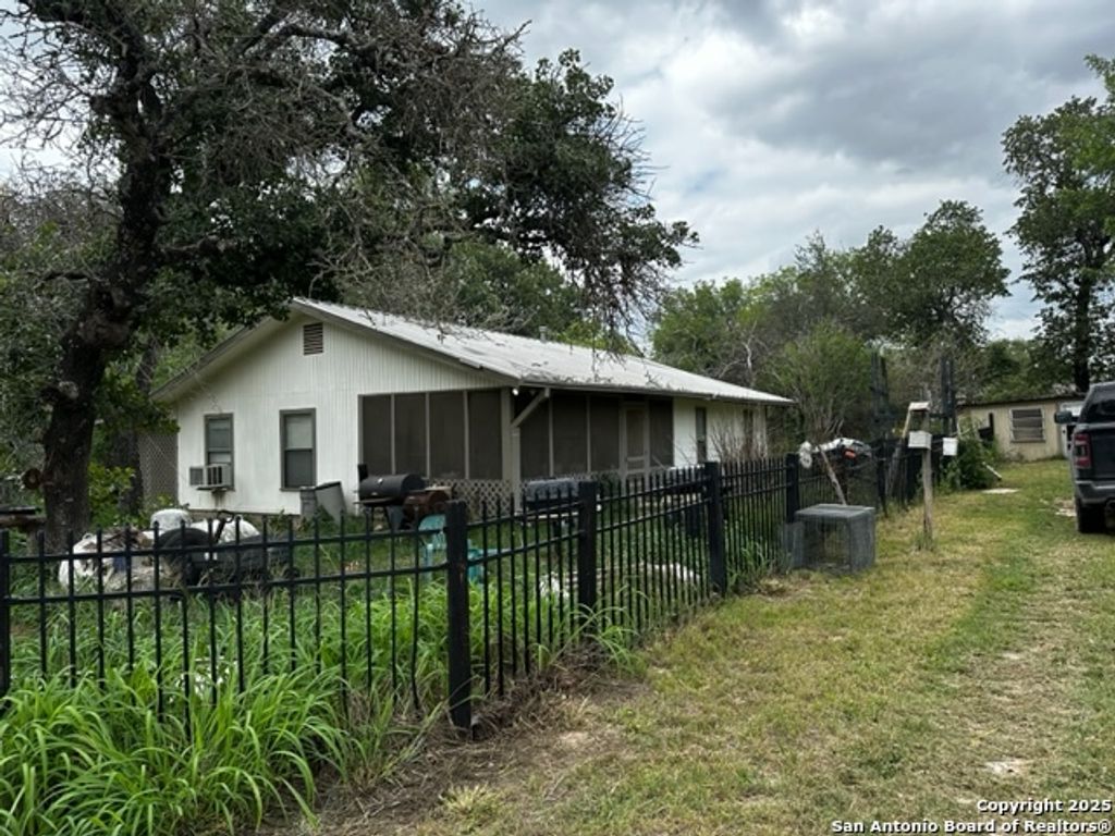 145 Highland Rd, Poteet, TX 78065