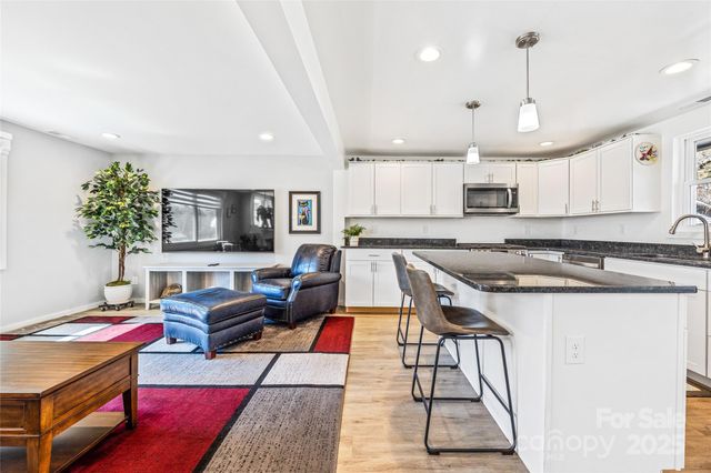 627 Delaware Lane, Hendersonville, NC 28791