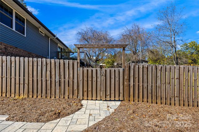 627 Delaware Lane, Hendersonville, NC 28791