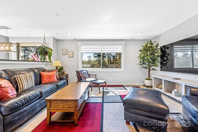 627 Delaware Lane, Hendersonville, NC 28791