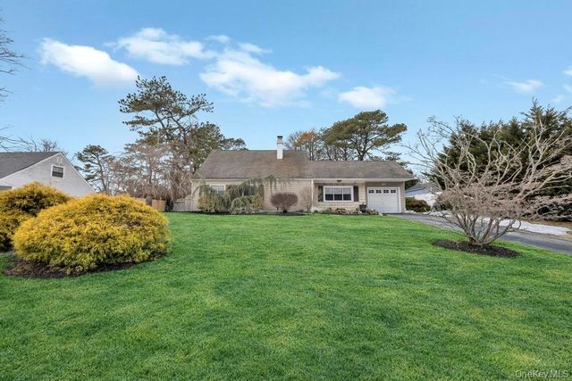 60 White Pine Way, Medford, NY 11763