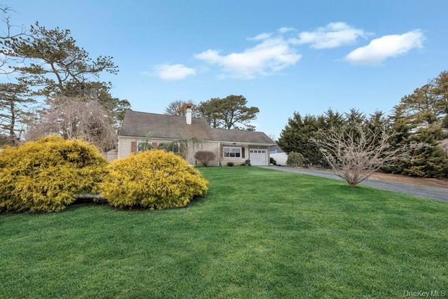 60 White Pine Way, Medford, NY 11763