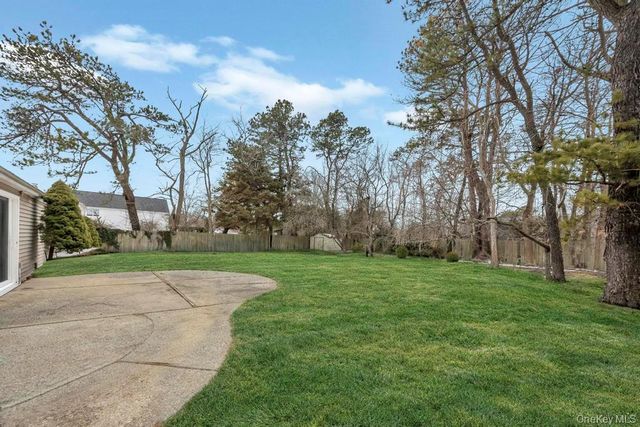 60 White Pine Way, Medford, NY 11763