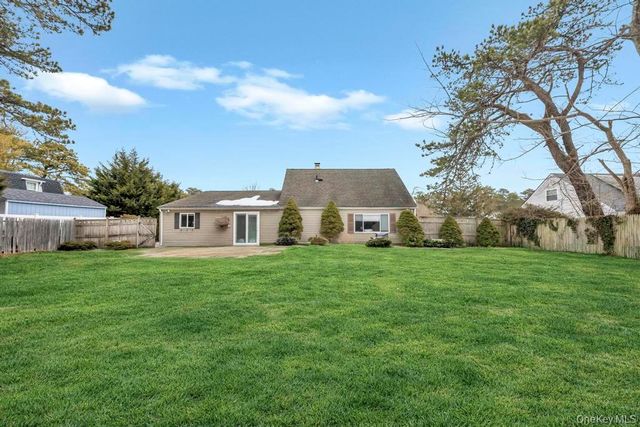 60 White Pine Way, Medford, NY 11763