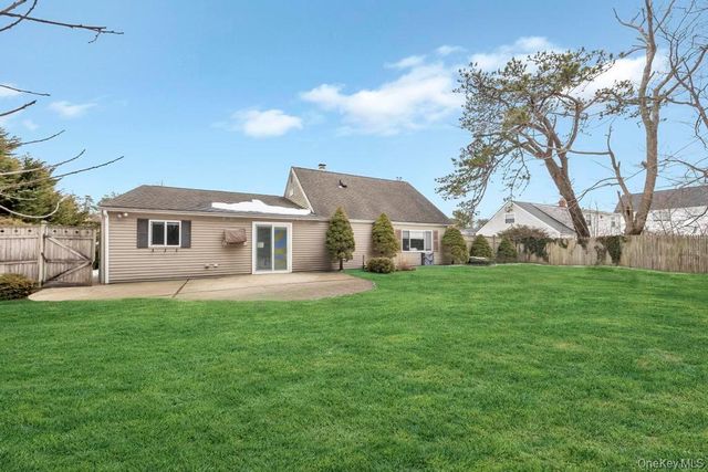 60 White Pine Way, Medford, NY 11763