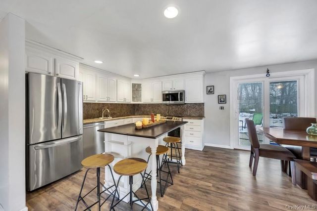 60 White Pine Way, Medford, NY 11763