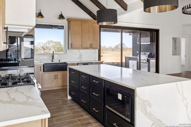 179 Hidden Ranch Ln, Floresville, TX 78114