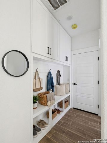 179 Hidden Ranch Ln, Floresville, TX 78114