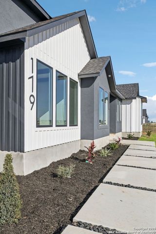 179 Hidden Ranch Ln, Floresville, TX 78114