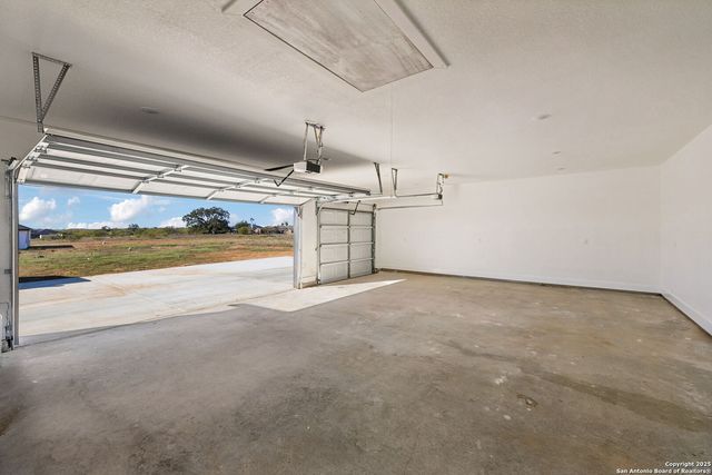 179 Hidden Ranch Ln, Floresville, TX 78114