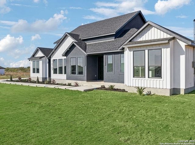 179 Hidden Ranch Ln, Floresville, TX 78114