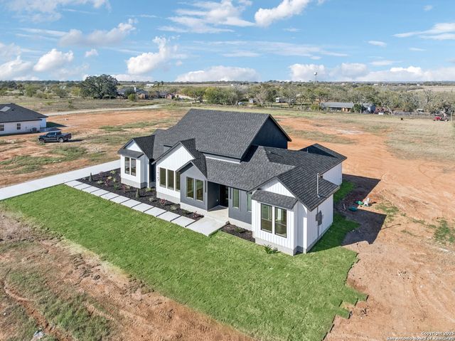 179 Hidden Ranch Ln, Floresville, TX 78114