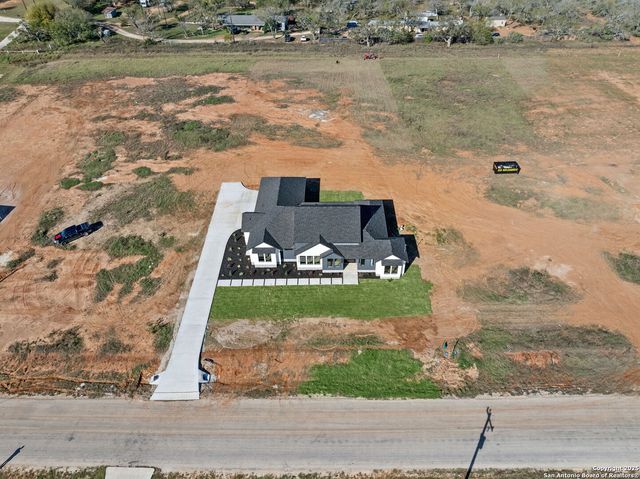 179 Hidden Ranch Ln, Floresville, TX 78114