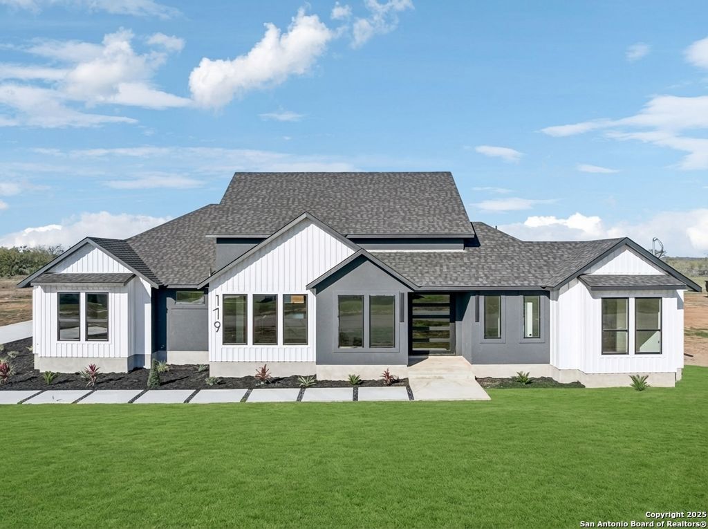 179 Hidden Ranch Ln, Floresville, TX 78114