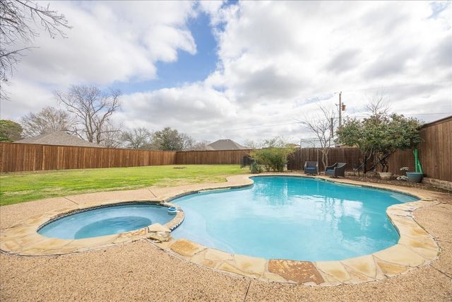 1301 N Saint Charles Avenue, Pilot Point, TX 76258