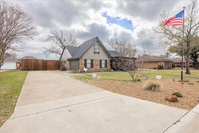 1301 N Saint Charles Avenue, Pilot Point, TX 76258