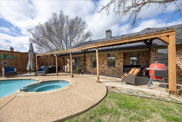 1301 N Saint Charles Avenue, Pilot Point, TX 76258