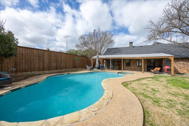 1301 N Saint Charles Avenue, Pilot Point, TX 76258