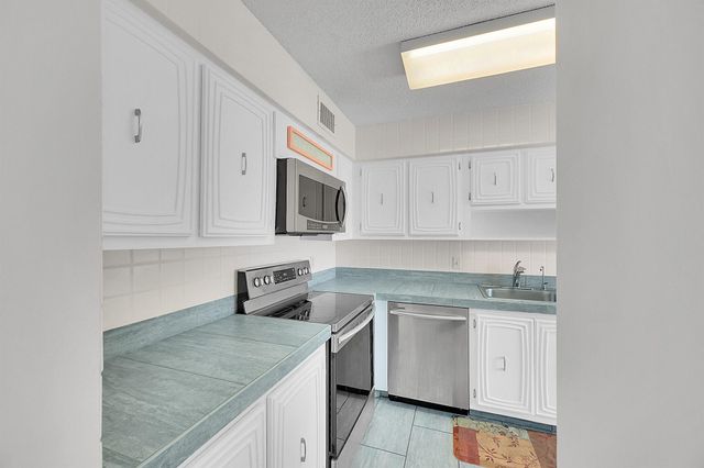 13791 Flora Place A, Delray Beach, FL 33484