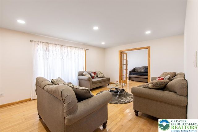 27 Brunswick Drive, Pocono Twp, PA 18344