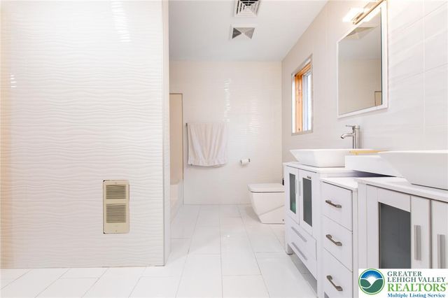 27 Brunswick Drive, Pocono Twp, PA 18344