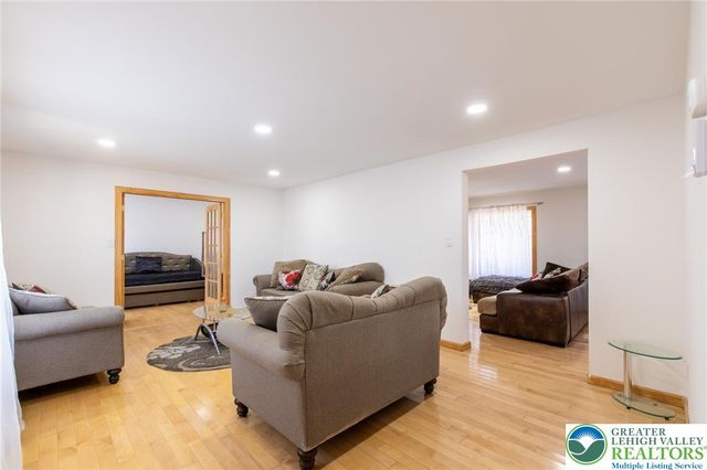 27 Brunswick Drive, Pocono Twp, PA 18344