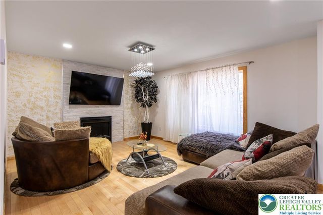 27 Brunswick Drive, Pocono Twp, PA 18344