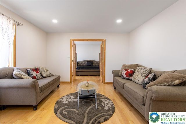 27 Brunswick Drive, Pocono Twp, PA 18344