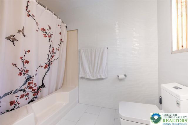 27 Brunswick Drive, Pocono Twp, PA 18344