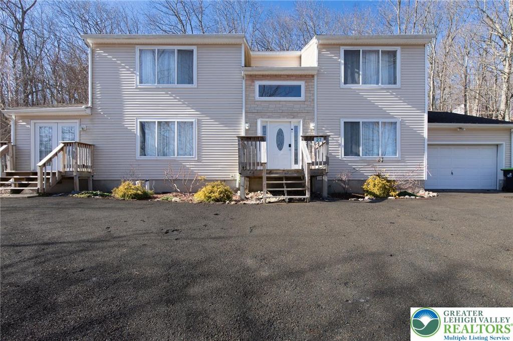 27 Brunswick Drive, Pocono Twp, PA 18344