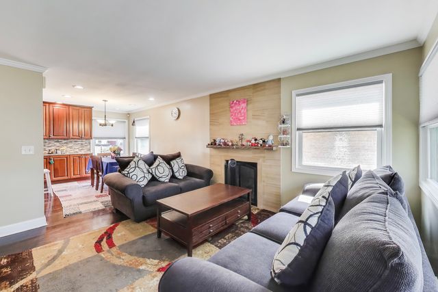 3851 HARVARD Terrace, Skokie, IL 60076