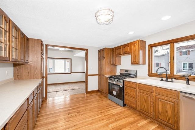 90 Chamberlain St, Lowell, MA 01852