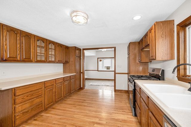 90 Chamberlain St, Lowell, MA 01852