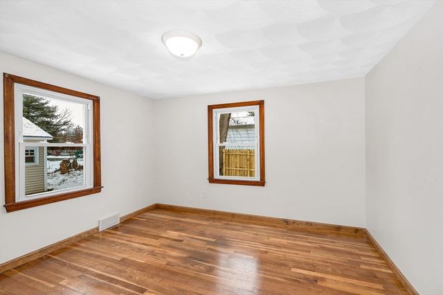 90 Chamberlain St, Lowell, MA 01852