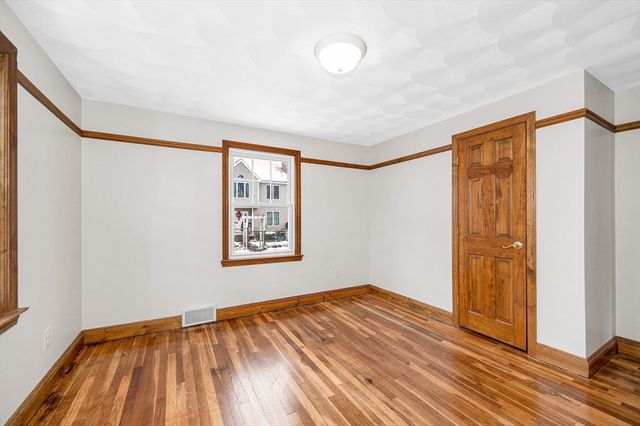 90 Chamberlain St, Lowell, MA 01852