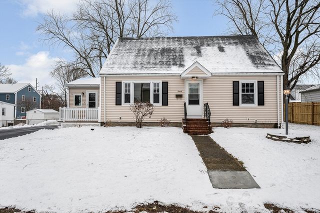 90 Chamberlain St, Lowell, MA 01852