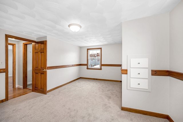 90 Chamberlain St, Lowell, MA 01852