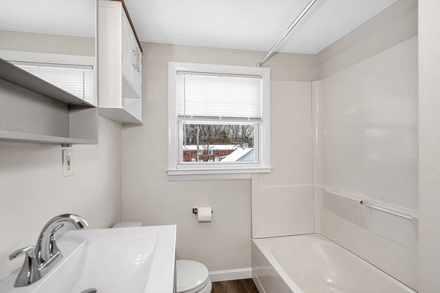 90 Chamberlain St, Lowell, MA 01852