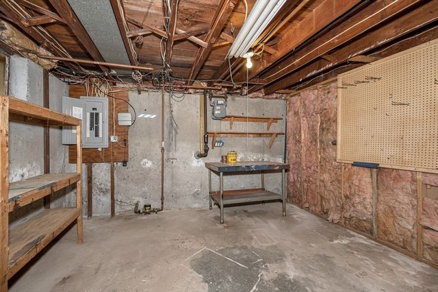 90 Chamberlain St, Lowell, MA 01852