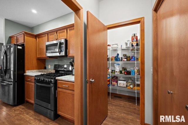 1215 Waverly Rd Road, Davenport, IA 52804